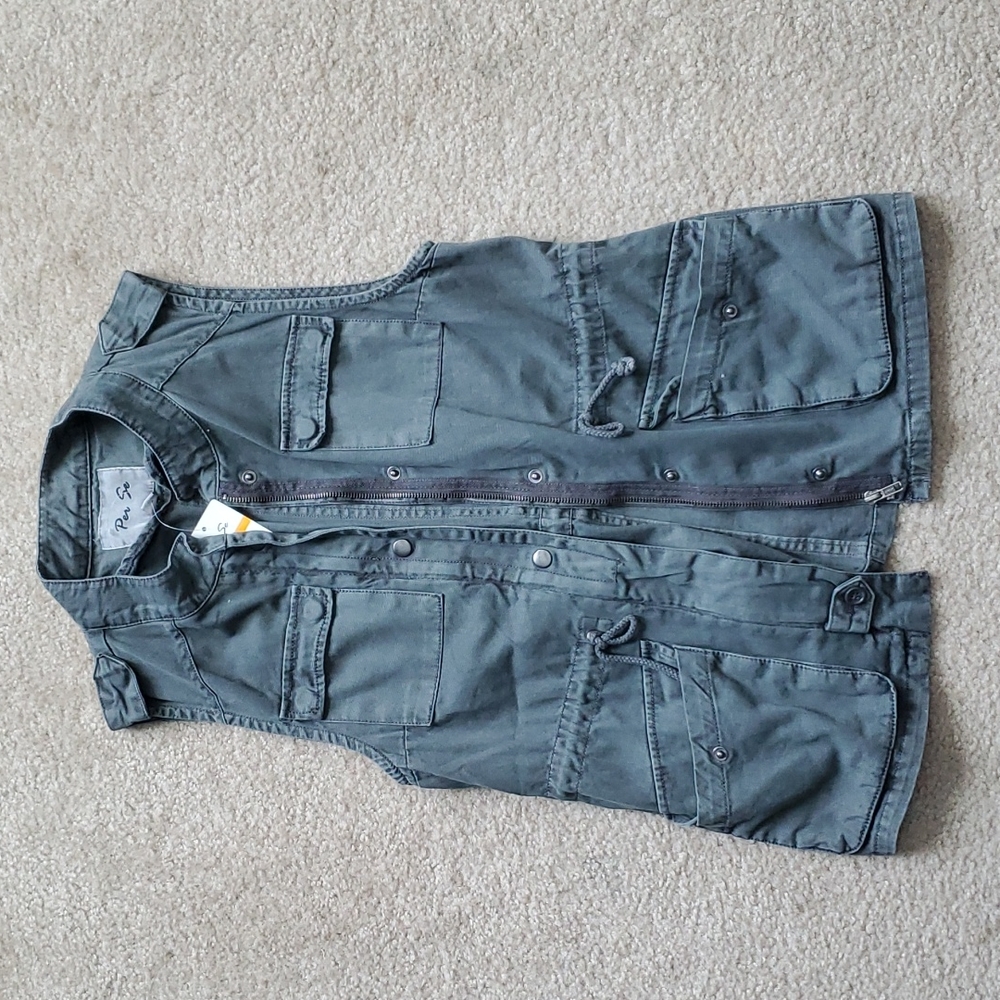 Small gray Per Se zippered vest, new with tags
